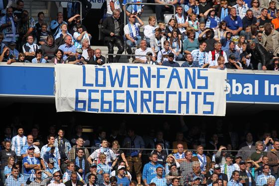 Zeigen Flagge auch außerhalb des Stadions: die Löwenfans gegen Rechts. Foto: A. Wild