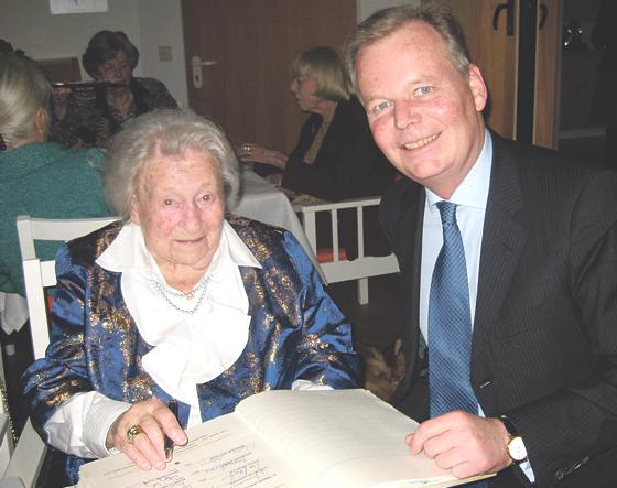 Johanna Kren und Bürgermeister Jan Neusiedl beim Eintrag ins Goldene Buch der Gemeinde.	Foto: VA