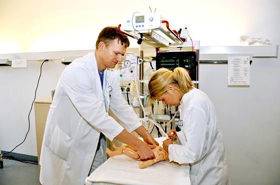 Oberarzt Dr. Stephan Hasmüller (li.) und Assistenzärztin Dr. Julia Paulus proben den Notfall an einer Babypuppe.	Foto: Kreisklinik Ebersberg