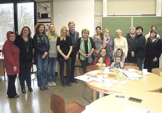 Stadträtin Beatrix Burkardt (7. von links) besuchte Mitte Januar das Elterncafé in der Rennertschule..	Foto: privat