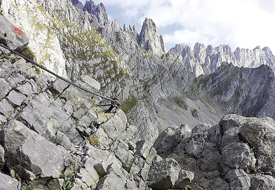 Klettersteige wie hier im Wilden Kaiser sind landschaftlich ungemein reizvoll und für jeden routinierten Berggeher ein Genuss. Dennoch sollte einiges bei der Planung beachtet werden. 	Foto: Stefan Dohl