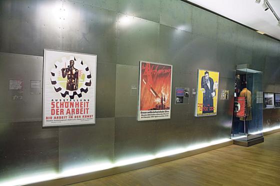 Ausstellungsansicht mit Propagandaplakaten aus dem Dritten Reich, die in ihrer Wirkung bewusst überziehen wollten.	Foto: Münchner Stadtmuseum