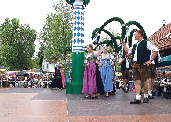 Bis der Burschenverein Taufkirchen am 2. Mai zum Tanz um den Maibaum einladen kann, gibt es noch jede Menge zu tun.	Foto: Burschenverein Taufkirchen