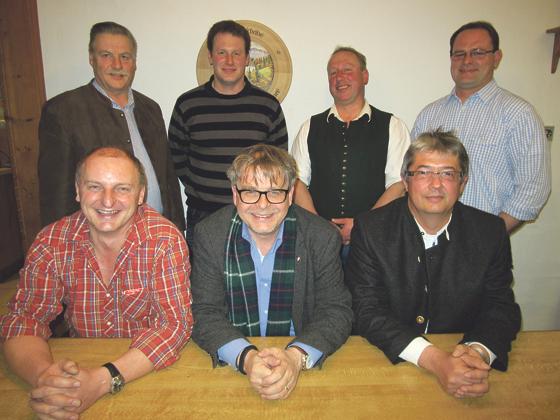 Der neue Vorstand (vorne von links): Johann Pröbstl , Michael Beeck und Michael Kiekhöfer (neuer Ortsvorsitzender). Und hinten von links: Bürgermeister Joseph Schwäbl, Robert Weinhart, Martin Hutterer und Michael Zäuner. 	Foto: CSU