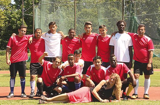 Die Fußballmannschaft »Ramasuri«, zu der Flüchtlinge und mittlerweile auch Einheimische gehören, mit Brigitte Barthmann vom Helferkreis Asyl.	Foto: Annabell Minow