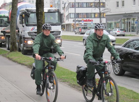 Fahrradstreife auf dem Fahrradstreifen: Fabian Singler (l.) und Stefan Scharnetzki machen Radfahrer auf eventuelles Fehlverhalten aufmerksam.	Foto: PI 13