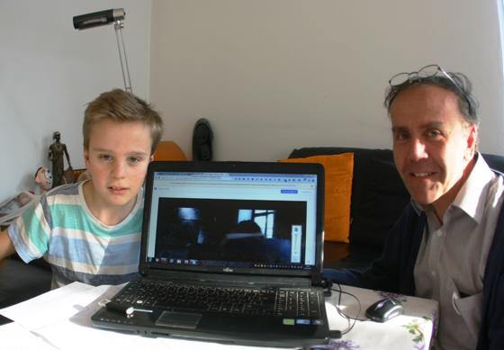 Zwei, die am gleichen Strang ziehen: Stolz präsentiert Robert Franck die Filmerfahrungen seines Sohnes mit szenischen Sequenzen am Laptop .	Foto: Hettich