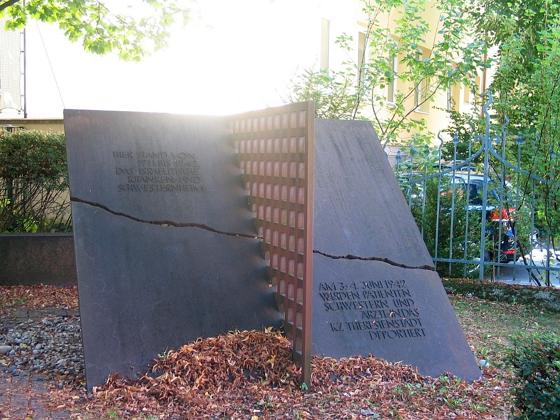 In der Hermann-Lingg-Straße erinnert diese Gedenktafel an das Israelitische Kranken- und Schwesternheim, das 1942 geräumt wurde.	Foto: Veranstalter