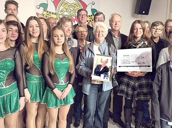 Die Feringa-Vorsitzende Manuela Fuchs (mit Scheck) nahm die Auszeichnung von Ortsvereins-Kassierin Inge Tögel (mit Bild von Maria Nindl) entgegen.	Foto: SPD Oberföhring