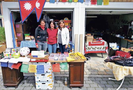 Katja Doering und ihre fleißigen Helfer beim Benefizflohmarkt für die Opfer des Erdbebens.	Foto: VA