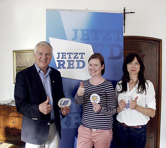 Walter Brilmayer mit den BR-Sendungsredakteuren Astrid Sturm und Judith Herms (von links).	Fotos: Stefan Dohl