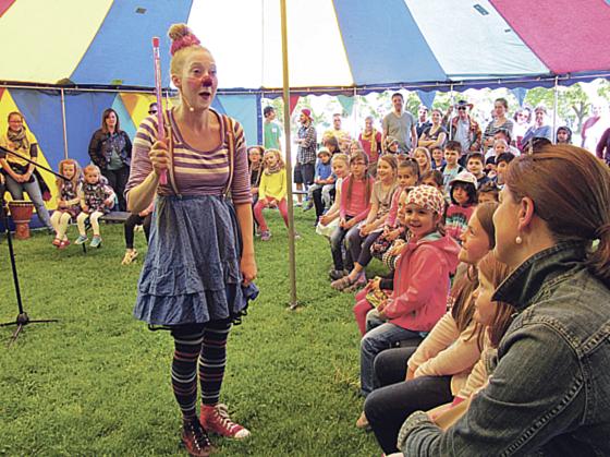 Clownin Kirstie Handel betätigte sich beim Eröffnungsfest auch als Zauberin.	Foto: VA