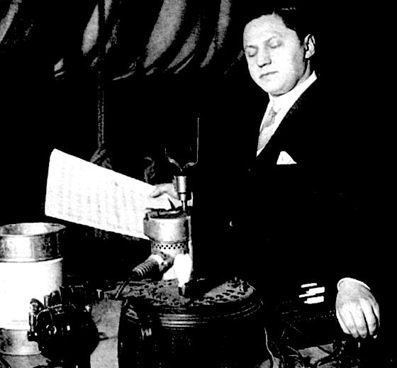 Edmund Meisel an einer Geräuschmaschine seiner Zeit.	Foto: VA