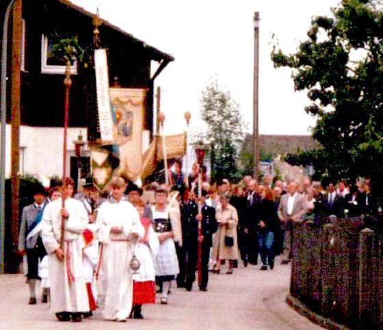 Die erstmalig seit 25 Jahren anlässlich der 1000  Jahrfeier von Salmdorf stattfindende Fronleichnamsprozession.  	Foto: Jakob Schlemmer