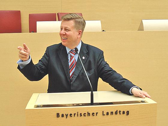Robert Brannekämper ist am Rednerpult im Bayerischen Landtag in seinem Element .	Foto: VA