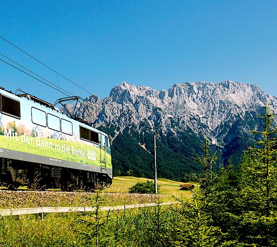 Mit dem Zug reist man klimafreundlich und umweltschonend Richtung Alpen.	Foto: DAV / Wolfgang Ehn