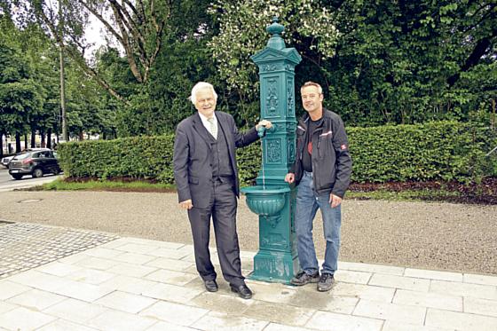 Der Buchautor Ernst Mayer (links) und Franz Rott vor dem neuen Brunnen am Tassiloplatz.	Foto: Julia Stark