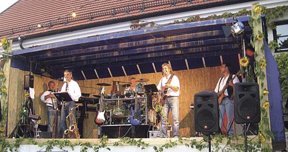 Die Moskitos sorgt für die musikalische Unterhaltung beim Weinfest am Dorfplatz.	Foto: VA