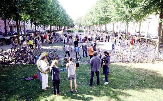 Ein eindrucksvolles Bild: Der Bordeauxplatz voller Räder und Radl-Interessenten. Die Aktion soll 2016 wiederholt werden.	Foto: VA