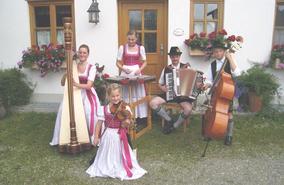 Die Volksmusikfamilie Schulz aus Brunnthal hat Ihr Kommen zugesagt. 	Foto: Hartl