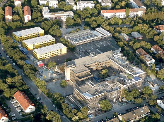 Großbaustelle: Das Schulzentrum an der Gerastraße in Moosach wird derzeit für rund 92 Millionen Euro saniert. Viele Schüler werden in der Containeranlage (Gelbe Gebäude, links) unterrichtet.	Foto: Robert Mair