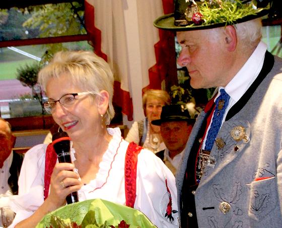 Die Wirtin Danka Löbel vom Anzinger Forsthof  mit Franz Pabst beim 10-jährigen Jubiläum im  September.	Foto: Otto Hartl