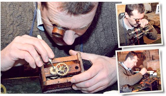 Uhrmachermeister Christian Schmeller aus Bad Tölz repariert im altbayrischen Dorf Uhren aller Art. 	Fotos: Dieter Schnöpf