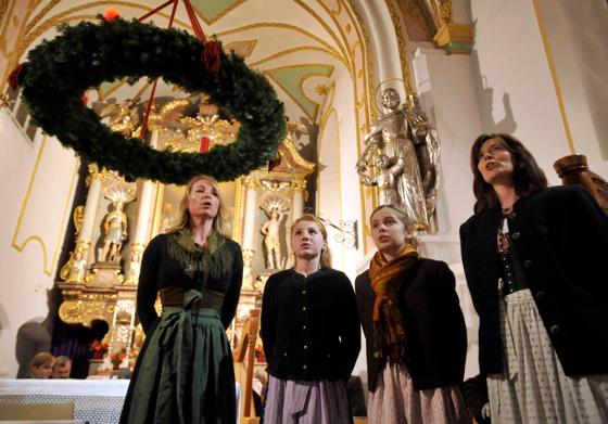 In der Pfarrkirche St. Andreas findet am 29. November das Ayinger Adventssingen statt.	Foto: Schunk