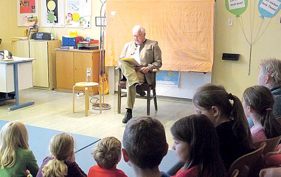 Bürgermeister Dr. Eduard Koch las den Kindern in der Grundschule vor. 	Foto: VA
