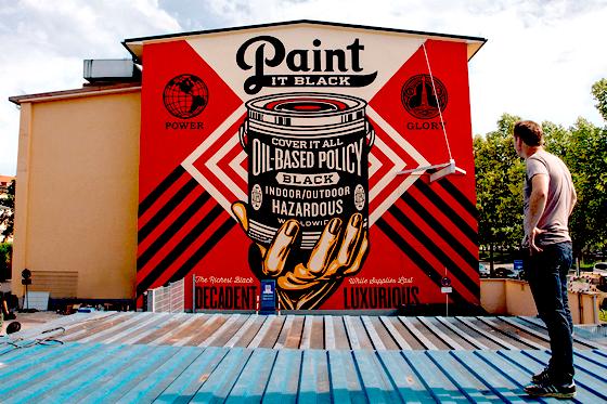 Street Art enthält oft auch politische Botschaften. So schuf der Künstler Shepard Fairey das Wandbild »Paint it black«. Die Werbung auf der Farbdose: »Deckt alles ab. Politik auf Ölbasis. Innen und außen gefährlich«.	Foto: Jon Furlong