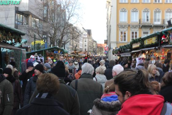 In den letzten Tagen vor dem Fest wirds noch mal eng in der Stadt. Die Münchner kaufen immer später für Weihnachten ein.	Foto: cr
