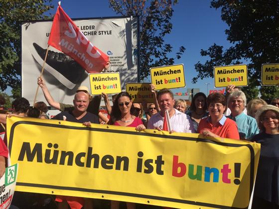 Micky Wenngatz (rechts vorne) hat eine zentrale Botschaft: München ist bunt! Hier setzt sie sich mit ihren Parteifreunden Christian Vorländer, Claudia Tausend und Florian Post (v. li.) dafür ein.	Foto: Verein
