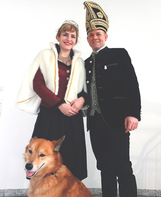 Das Prinzenpaar Andrea II und Christian II mit Fellnase Donna beim Foto-shooting.  	Foto: Soir