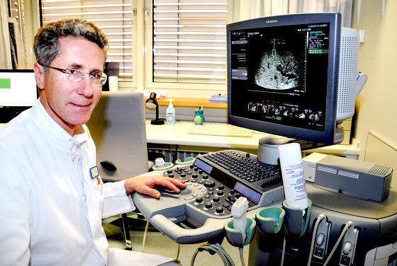 Prof. Thomas Bernatik demonstriert die Funktionsweise des Ultraschallgerätes, mit dem Fettleber-Patienten in derKlinik Ebersberg untersucht werden.	Foto: kk