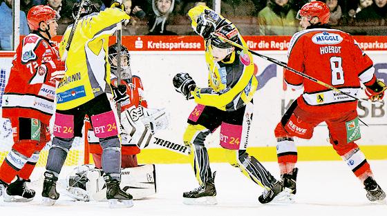 Der EHC Klostersee hatte auf dem heimischen Eis beim 2:5 gegen die Bayreuth  Tigers das Nachsehen.	Foto: smg / Chris Unverdorben