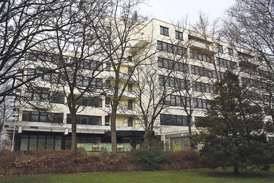 Das ehemalige Bürogebäude in der Berg-am-Laim-Straße wird zur Flüchtlingsunterkunft umgebaut.	Foto: js