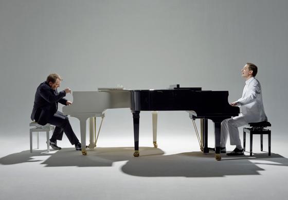 Klavierspielen muss keine bierernste Sache sein. David & Götz machen eine Show daraus.	Foto: Christian Kerber