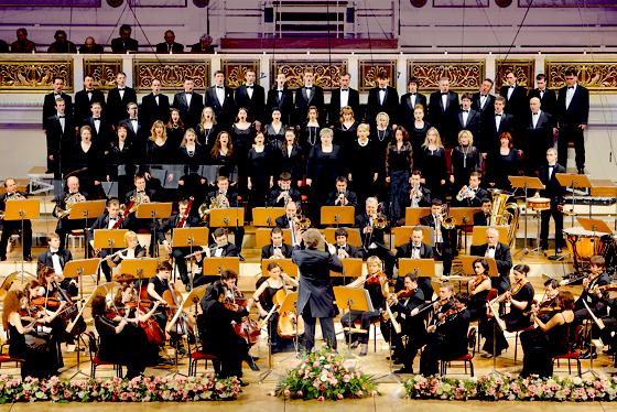 Der Kraft der Stimmen bringt Dirigent Matthias Georg Kendlinger mit den Klängen des ­Orchesters in eine unübertroffene Harmonie.	Foto: VA