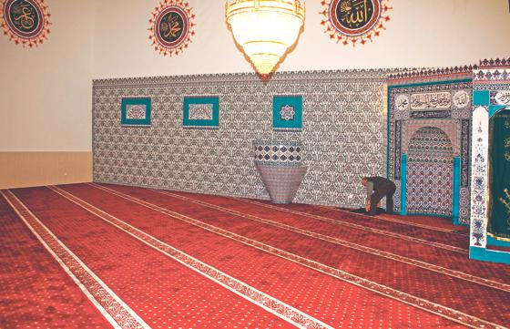 Die neu eingerichtete Moschee im Saal des ehemaligen Stadttheaters ist jetzt fertig. Ende des Monats oder Anfang März soll das Einweihungsfest stattfinden. 	Foto: kw