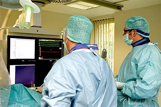 Die neue Chest Pain Unit (CPU) an der Kreisklinik Ebersberg wird von vier Herzkatheterspezialisten ärztlich betreut. Modernste Monitortechnik unterstützt die Überwachung der Vitalfunktionen.	Foto: kk