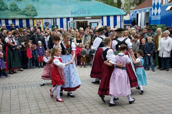 Unterm Maibaum tanzt wieder DLoisachthaler Stamm München mit Kindern.	Foto: Verein