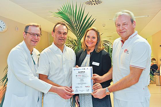 Geschafft! Dr. Rudolf Weber, Dr. Artur Klaiber, Jacqueline Giebel, Dr. Engelbert Remiger (ZOS) mit der Zertifizierungsurkunde.	Foto: kk