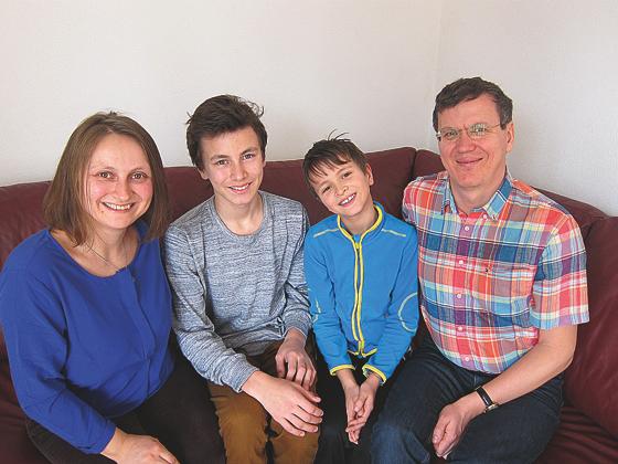 Familie Savintsev aus Ottobrunn freut sich über die Einbürgerung (v.l.) Svetlana, Alexander, Dennis und Dmitry (es fehlt die einjährige Tochter Natalie).	Foto: MO