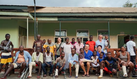 Glückliche Patienten mit professionell operierten Knochenbrüchen in Sierra Leone dank Kreisklinik Ebersberg. 	Foto: kk