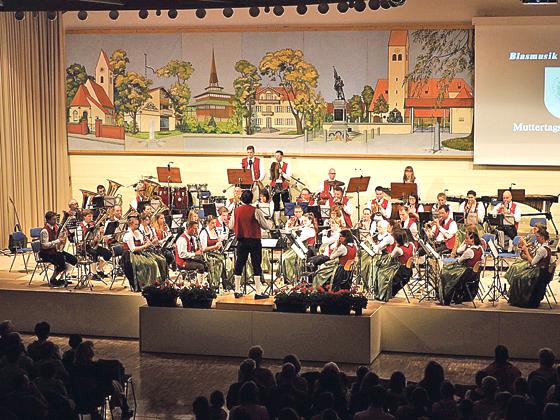 Am 7. Mai bietet die Blasmusik Aschheim den Zuhörern eine »glanzvolle Stadlshow«.	Foto: VA