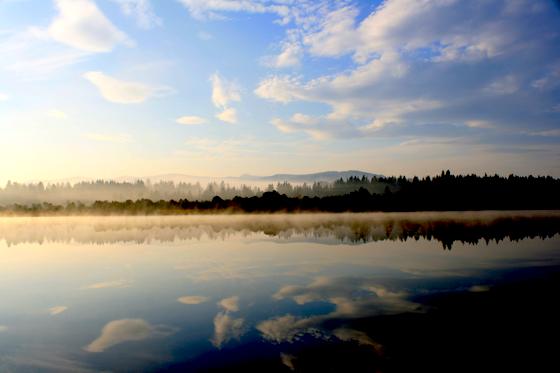 Landschaftsaufnahme von Frank Müller wie diese  Spiegelung des Kirchsees am Morgen kann man in der Ausstellung beim SVN bewundern.	Foto: Müller