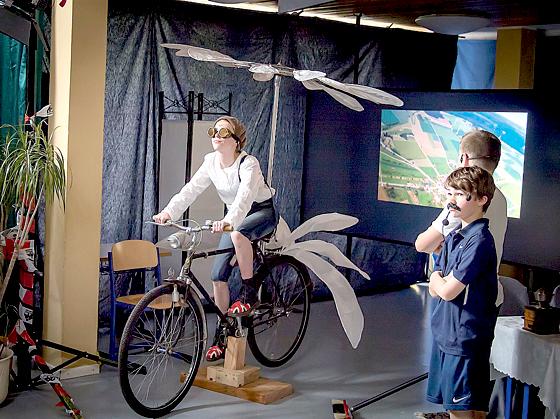 In dem Stück träumt Otto Lilienthal vom Fliegen und will seine erste Flugmaschine aus einem Fahrrad bauen.	Foto: VA
