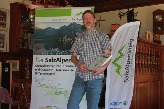 Michael Jarmuschewski vom Deutschen Wanderinstitut mit der Zertifizierungsurkunde des SalzAlpenSteigs. 	Foto. S. Dohl