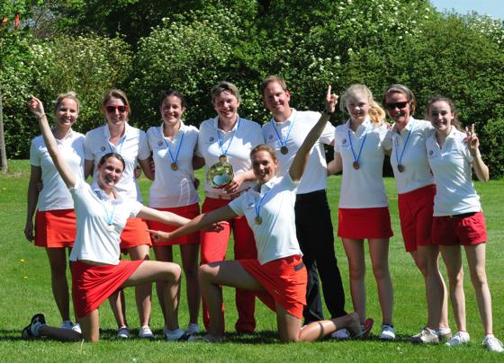 Die Spielerinnen des Münchener GC waren nach ihrem Triumph verständlicherweise bester Laune.	Foto: VA