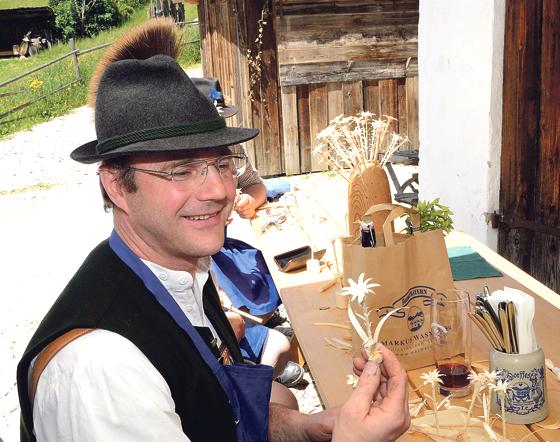 Am Pfingstmontag treffen sich im Markus Wasmeier Freilichtmuseum die bekanntesten Edelweißschnitzer aus ganz Bayern, um einen Meister zu küren.	Foto: D. Schnöpf